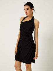 Kurzes rückenfreies Kleid mit asymmetrischem Neckholder