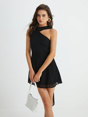 Kurzes Kleid mit asymmetrischer Cutaway-Schulter