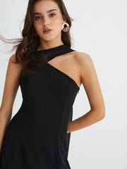Kurzes Kleid mit asymmetrischer Cutaway-Schulter