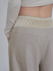 Hose mit weitem Bein und Knoten