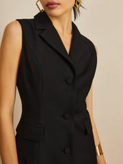 Kurzes Kleid mit Kragen und mehreren Knöpfen