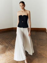 Schulterfreies, langes Plisseekleid