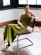 Asymmetrisches, rückenfreies, schmales Satinkleid