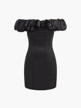 Schulterfreies Kleid mit Rüschen und Reißverschluss