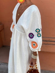 Rückenfreies Kleid mit Stickerei und V-Ausschnitt und Blumenmuster