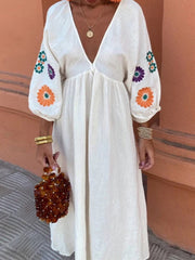 Rückenfreies Kleid mit Stickerei und V-Ausschnitt und Blumenmuster