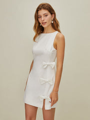 Kurzes Kleid mit asymmetrischer Schleife