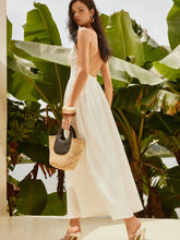 Rückenfreies, plissiertes Kleid mit tiefem V-Ausschnitt