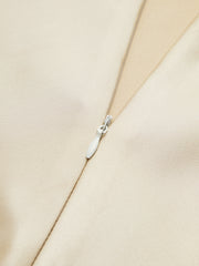 Langes Satinkleid mit Cut-Outs und Reißverschluss