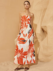 Schulterfreies, gerafftes Kleid mit Schlitz