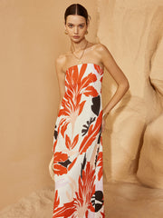 Schulterfreies, gerafftes Kleid mit Schlitz