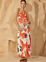 Schulterfreies, gerafftes Kleid mit Schlitz