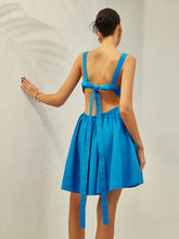 Rückenfreies Kleid mit Knoten und Rüschen