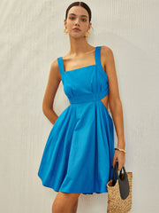 Rückenfreies Kleid mit Knoten und Rüschen