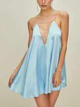 Kurzes Satinkleid mit tiefem V-Ausschnitt und Strapsen