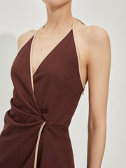 Rückenfreies Kleid mit Knotendetail und Kontrastbesatz