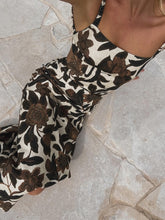 Rückenfreies, bedrucktes Kleid mit Schlitz und Reißverschluss