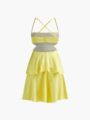 Rückenfreies, kurzes Kleid mit Criss-Cross-Ausschnitt