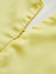 Rückenfreies, kurzes Kleid mit Criss-Cross-Ausschnitt