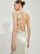 Rückenfreies Satinkleid mit Wasserfallausschnitt