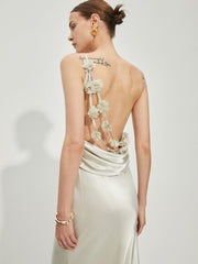 Rückenfreies Satinkleid mit Wasserfallausschnitt