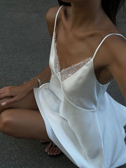 Rückenfreies Satinkleid mit V-Ausschnitt