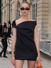 Kurzes Satinkleid mit asymmetrischem Kragen