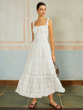 Ärmelloses, langes Kleid mit Stickerei und Rüschensaum