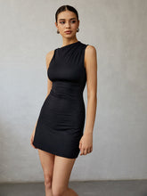 Kurzes Tank-Kleid mit asymmetrischem Ausschnitt