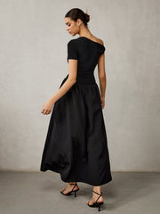 Langes Kleid mit asymmetrischem Ausschnitt und Plissee