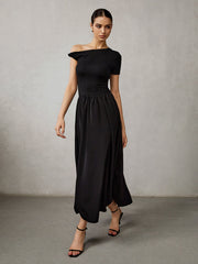 Langes Kleid mit asymmetrischem Ausschnitt und Plissee