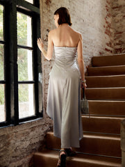 Asymmetrisches trägerloses Kleid mit Rüschen