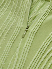 Kurzes rückenfreies Kleid mit Neckholder-Struktur