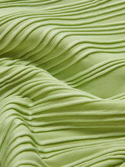 Kurzes rückenfreies Kleid mit Neckholder-Struktur