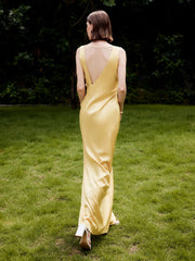 Asymmetrisches, rückenfreies, langes Kleid mit Rüschen
