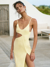 Asymmetrisches langes Kleid mit Schlitz und Ausschnitt am Oberschenkel