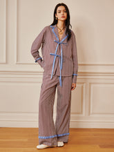 Hose mit Nadelstreifen und Rüschen und Schleife