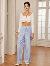 Lange Hose mit Nadelstreifen und Kordelzugtasche