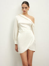 Plissiertes Kleid mit asymmetrischem Kragen