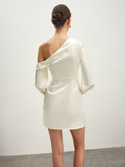 Plissiertes Kleid mit asymmetrischem Kragen