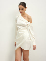 Plissiertes Kleid mit asymmetrischem Kragen
