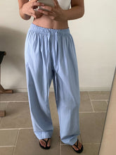 Weite Hose mit Nadelstreifen und Kordelzug