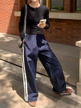 Hose mit Kordelzug und kontrastierendem Seitenbesatz