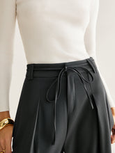 Weite Hose mit Seilgürtel