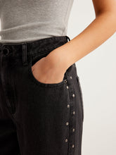 Jeans mit weitem Bein und Nieten