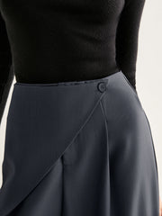 Asymmetrische Hose mit weitem Bein