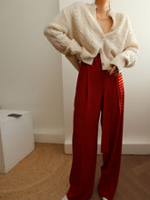 Plissierte Hose mit breitem Gürtel