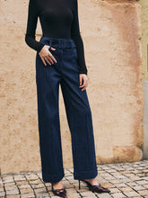 Gerade Jeans mit Paspelierung und Gürteldekor