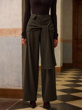 Hose mit mittelhohem Bund und Knoten