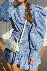 Blaues Kleid mit Puffärmeln, gerafften Rüschen und Blumenmuster